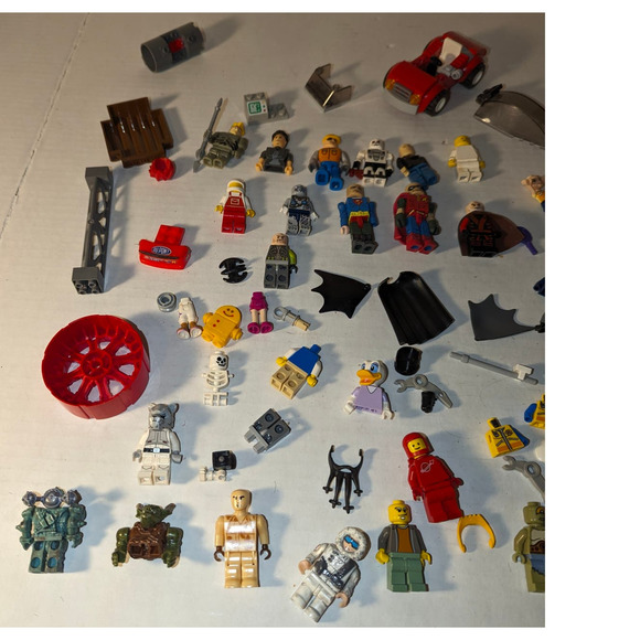 Huge Lot Vintage Legos 9#+ Mini Figures Weapons Accessories Must See - Picture 4 of 15